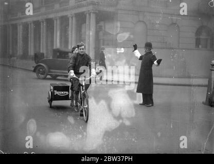 Esploratori in bicicletta tandem per la ricerca del tesoro biblico . Il signor e la signora John Carveth Wells stanno lasciando Londra su una bicicletta tandem per Abyssinia dove sperano di dissotterrare il tesoro che si ritiene sia stato nascosto dalla Regina di Sheba . Il signor Wells è il figlio del famoso esploratore anglo-canadese . Spettacoli fotografici ; John Carveth Wells e sua moglie Jill alla partenza da Londra con la loro moto tandem . 21 dicembre 1933 Foto Stock