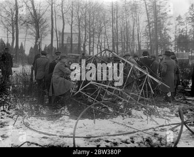 Dieci uccisi in un incidente di aereo di linea britannico . Otto passeggeri , il pilota e il primo ufficiale furono uccisi quando l' aereo di linea della Imperial Airways, Apollo , che volava da Bruxelles a Londra , si schiantò nel palo della stazione radio di Ruysselde , vicino a Bruges , Belgio , e scoppiò in fiamme . Foto spettacoli ; persone che cercano il relitto dell'aereo schiantato . 31 dicembre 1933 Foto Stock