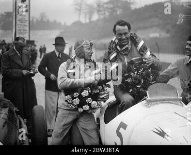 Whitney Straight vince la gara internazionale di trofei a Brooklands con una velocità media di 20 miglia all'ora . Il giovane pilota milionario Whitney Straight ha vinto la gara internazionale dei Trofei al Brooklands Track di Weybridge, Surrey, alla quale hanno partecipato tutti i piloti inglesi. Foto mostra , il Hon Brian Lewis che si è congratulato per la sua vittoria dopo la gara con il signor Whitney. 28 marzo 1933 30s, 30s, 30s, 30s, 30s, trents, 19the30 Foto Stock