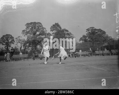 La Coppa Wightman prova a Wimbledon . Le principali tenniste della Gran Bretagna si sono incontrate in partite per decidere chi sarà composto dalla squadra della British Wightman Cup di quest' anno a Wimbledon. Foto show' s , Miss Betty Nuthall e Miss Dorothy Round in gioco . 10 maggio 1934 Foto Stock