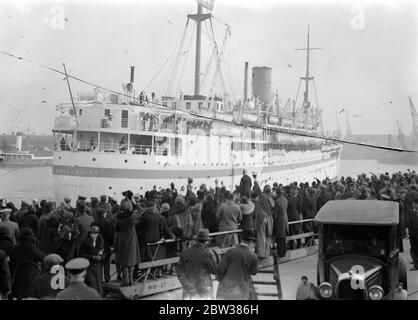 La nuova nave da addestramento danese' Danimarca' che salpa maestosamente fuori dal porto di Copenaghen durante il suo primo viaggio. La nave è una delle poche rimanenti del suo tipo . 11 maggio 1934 Foto Stock