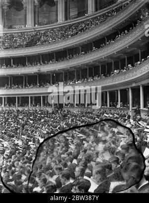 Le folle alla Royal Albert Hall quando il titolo di Londra fu conferito dal conte di Athlone . 10 maggio 1934 Foto Stock