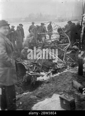 Dieci uccisi in un incidente di aereo di linea britannico . Otto passeggeri , il pilota e il primo ufficiale furono uccisi quando l' aereo di linea della Imperial Airways , Apollo che volava da Bruxelles a Londra , si schiantò nel palo della stazione radio di Ruysselde , vicino a Bruges , Belgio , e scoppiò in fiamme . Foto mostra ; uno dei motori sepolti dopo l'incidente . 31 dicembre 1933 Foto Stock