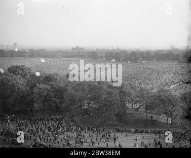 Migliaia di fascisti e antifascisti hanno tenuto dimostrazioni di contromisure ad Hyde Park , Londra . Ci sono stati diversi scontri e diversi manifestanti sono stati feriti . La polizia ha arrestato alcuni manifestanti . Spettacoli fotografici , visione generale della grande massa di persone che si esibire a Hyde Park . 9 settembre 1934 Foto Stock