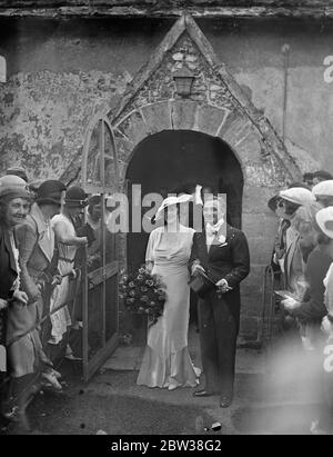 Clarice Mayne sposò con il 'Teddy' knox alla chiesa del villaggio. La sig.ra Clarice Mayne , attrice di revue , era sposata con il sig. Albert ( Teddy ) Knox , di Nervo , e Knox fame , nella chiesa di St Mary , East Preston , vicino Angmering , Sussex . La sig.na Mayne era stata data dal fratello H A Dully. Spettacoli fotografici , la sposa e lo sposo dopo la cerimonia . 6 settembre 1934 Foto Stock