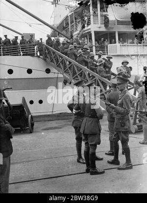 Prima tropship della stagione . La prima tropship della stagione a lasciare Southampton fu la SS Neuralia . Sta prendendo un battaglione del reggimento reale del Berkshire e altri distaccamenti a Bombay . Spettacoli fotografici , truppe che salpano a bordo delle SS Neuralia a Southampton . 7 settembre 1934 Foto Stock