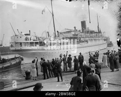 Prima tropship della stagione . La prima tropship della stagione a lasciare Southampton fu la SS Neuralia . Sta prendendo un battaglione del reggimento reale del Berkshire e altri distaccamenti a Bombay . Spettacoli fotografici , truppe che salpano a bordo delle SS Neuralia a Southampton . 7 settembre 1934 Foto Stock