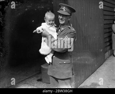 Prima tropship della stagione . La prima tropship della stagione a lasciare Southampton fu la SS Neuralia . Sta prendendo un battaglione del reggimento reale del Berkshire e altri distaccamenti a Bombay . Spettacoli fotografici , truppe che salpano a bordo delle SS Neuralia a Southampton . 7 settembre 1934 Foto Stock