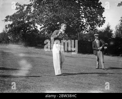 Freddie Miller incontra Archie Compston al golf . Freddie Miller , il campione americano di pesi piume del mondo , me Archie Compton in una partita di golf a Coombe Hill . Miller gioca a golf come parte del suo addestramento. 26 settembre 1934 Foto Stock