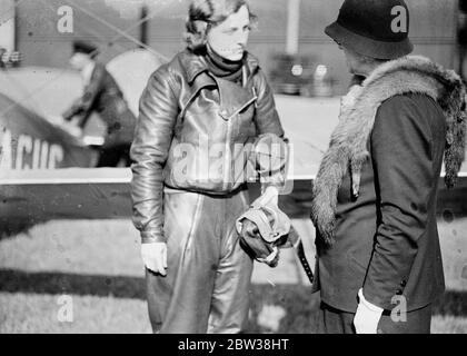 La giovane ragazza australiana mette in volo soloal record per l'Australia il suo primo volo a lunga distanza . Freda Thompson sorride felicemente all'Aerodromo di Lympe prima di decollarsi sul suo volo solito . 29 settembre 1934 Foto Stock