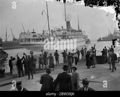 Prima tropship della stagione . La prima tropship della stagione a lasciare Southampton fu la SS Neuralia . Sta prendendo un battaglione del reggimento reale del Berkshire e altri distaccamenti a Bombay . Spettacoli fotografici , truppe che salpano a bordo delle SS Neuralia a Southampton . 7 settembre 1934 Foto Stock