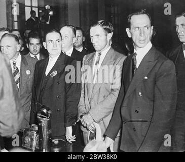 Kauppman in manettato nel villaggio di Greenwich polizia stazione sul suo arresto . 28 settembre 1934 Foto Stock