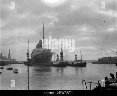 Berengaria entra in un bacino galleggiante per la revisione a Southampton . La nave cunard Berengaria è stata portata nel bacino galleggiante a Southampton per la revisione . Spettacoli fotografici ; la Berengaria entra nel molo galleggiante di Southampton . 5 gennaio 1934 30s, 30s, 30s, 30s, 30s, 30ties, trents, 19theed trents Foto Stock