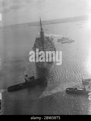 Berengaria entra in un bacino galleggiante per la revisione a Southampton . La nave cunard Berengaria è stata portata nel bacino galleggiante a Southampton per la revisione . Spettacoli fotografici ; la Berengaria entra nel molo galleggiante di Southampton . 5 gennaio 1934 30s, 30s, 30s, 30s, 30s, 30ties, trents, 19theed trents Foto Stock