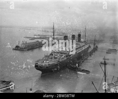 Berengaria entra in un bacino galleggiante per la revisione a Southampton . La nave cunard Berengaria è stata portata nel bacino galleggiante a Southampton per la revisione . Spettacoli fotografici ; la Berengaria entra nel molo galleggiante di Southampton . 5 gennaio 1934 30s, 30s, 30s, 30s, 30s, 30ties, trents, 19theed trents Foto Stock