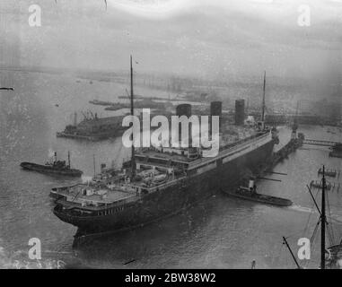 Berengaria entra in un bacino galleggiante per la revisione a Southampton . La nave cunard Berengaria è stata portata nel bacino galleggiante a Southampton per la revisione . Spettacoli fotografici ; la Berengaria entra nel molo galleggiante di Southampton . 5 gennaio 1934 30s, 30s, 30s, 30s, 30s, 30ties, trents, 19theed trents Foto Stock