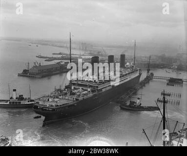 Berengaria entra in un bacino galleggiante per la revisione a Southampton . La nave cunard Berengaria è stata portata nel bacino galleggiante a Southampton per la revisione . Spettacoli fotografici ; la Berengaria entra nel molo galleggiante di Southampton . 5 gennaio 1934 30s, 30s, 30s, 30s, 30s, 30ties, trents, 19theed trents Foto Stock