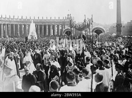 Il Papa benedice la folla dal suo trono mentre passava a San Pietro . Con la fine dell' anno Santo , il Papa Pio XI canonizzò il Beato Don Bosco a Roma , San Pietro . Don Bosco era il sacerdote piemontese che fondò la Società di San Francesco di Sales . Si calcola che circa 88 , 000 pellegrini , che parlano 22 lingue , erano presenti sia in San Pietro che in Piazza fuori . Si stima che 300 , 000 persone si inginocchiarono per ricevere la benedizione papale . Foto ; il Papa benedice la folla dal suo trono mentre passava in processione a San Pietro il 3 aprile 1934, 30, Foto Stock