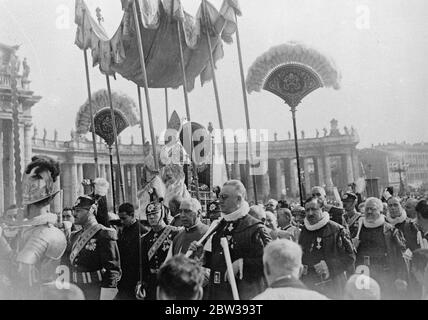Il Papa benedice la folla dal suo trono mentre passava a San Pietro . Con la fine dell' anno Santo , il Papa Pio XI canonizzò il Beato Don Bosco a Roma , San Pietro . Don Bosco era il sacerdote piemontese che fondò la Società di San Francesco di Sales . Si calcola che circa 88 , 000 pellegrini , che parlano 22 lingue , erano presenti sia in San Pietro che in Piazza fuori . Si stima che 300 , 000 persone si inginocchiarono per ricevere la benedizione papale . Foto ; il Papa benedice la folla dal suo trono mentre passava in processione a San Pietro il 3 aprile 1934, 30, Foto Stock