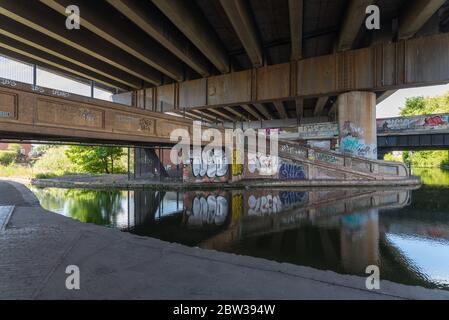 Lato inferiore dell'autostrada m6 a Nechells, Birmingham, vicino all'incrocio Gravelly Hill, noto anche come svincolo di Spaghetti Foto Stock