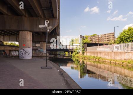 Lato inferiore dell'autostrada m6 a Nechells, Birmingham, vicino all'incrocio Gravelly Hill, noto anche come svincolo di Spaghetti Foto Stock