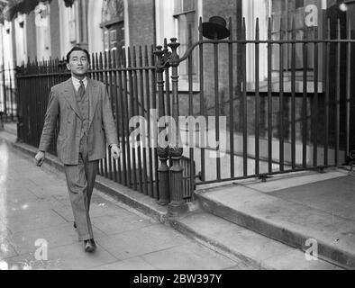 Ragazza inglese per sposare l'addetto all'Ambasciata Giapponese a Londra . La sig.ra Lillias Green , una ragazza inglese che vive a Londra , sposerà il sig. Toshe Katsube , un addetto all' ambasciata giapponese a Londra . Foto spettacoli ; MR T Katsube dopo l'annuncio del loro impegno . 17 aprile 1934 . 30s, 30s, 1930, 30s, 30ties, 19theed trenties Foto Stock