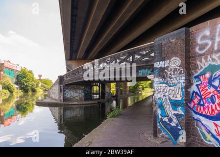 Lato inferiore dell'autostrada m6 a Nechells, Birmingham, vicino all'incrocio Gravelly Hill, noto anche come svincolo di Spaghetti Foto Stock