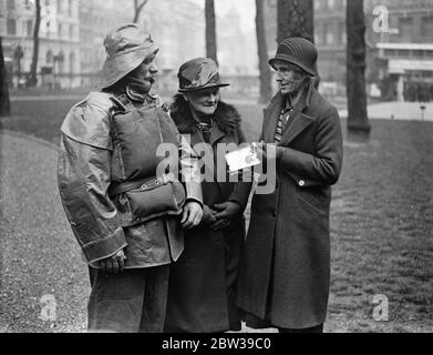 Uomini eroici di bagnanti a Londra . Sei uomini eroici di bagnanti e due donne hanno ricevuto premi per gallantry durante il servizio , durante la riunione annuale della Royal National Lifeboat Institution a Londra . Foto spettacoli ; da sinistra a destra , coxswain D Oiller , la signora Brignall e la signora D Oiller , tutti di Dungeness , con le loro medaglie . 21 aprile 1933 30s, 30s, 30s, 30s, 30s, trents, 19the30 Foto Stock