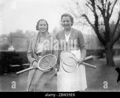 Donne britanniche; Betty Nuthall ( destra ) e Dorothy Round . 28 aprile 1934 Foto Stock