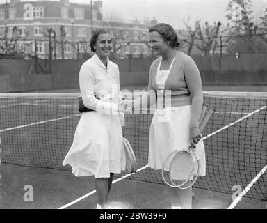 Donne britanniche, giocatori di tennis; Betty Nuthall ( a destra ) e Dorothy Round, scuotono la mano sul campo da tennis. 28 aprile 1934 Foto Stock