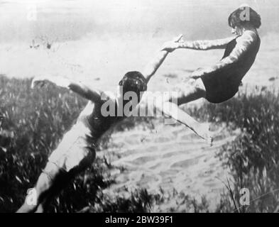 Guardare un salvavita al lavoro . Una di una serie di emozionanti immagini in acqua fatta dalla Croce Rossa Società d'America per dimostrare metodi di salvataggio della vita , a Silver Springs , Florida , un posto noto per la sua acqua limpida . 25 luglio 1935 Foto Stock