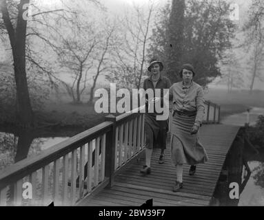 Signore parlamentare golf a Ranelagh . Il club di golf Ladies Parliament ha aperto la sua riunione di primavera al ranelagh Club di Londra . Foto , la Hon Esme Glyn ( a sinistra ) e la Contessa di Rosebery . 27 aprile 1934 Foto Stock