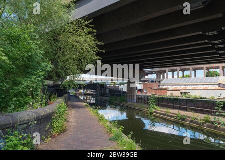 Lato inferiore dell'autostrada m6 a Nechells, Birmingham, vicino all'incrocio Gravelly Hill, noto anche come svincolo di Spaghetti Foto Stock