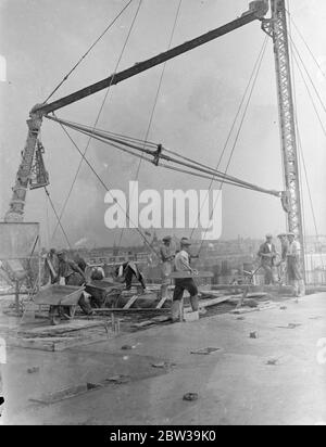 Il più grande blocco di appartamenti d'Europa avrà un rifugio a prova di bomba a Albany Street e Euston Road . Versando il tetto dei nuovi appartamenti . 25 luglio 1935 Foto Stock