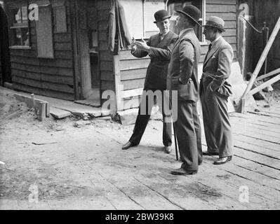 Il più grande blocco di appartamenti d'Europa avrà un rifugio a prova di bomba a Albany Street e Euston Road . Da sinistra a destra - il signor M J T Goudie, proprietario dell' edificio, il colonnello Gorforth dell' Ufficio di residenza, e il signor A e Parkinson, direttore di Sir Lindsay Parkinson, Ltd, i contraenti, discutono del rifugio antbomba sul sito. 25 luglio 1935 Foto Stock