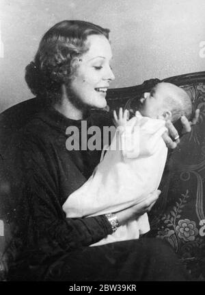 Prima foto di Gloria Stuart con il suo bambino . Questo affascinante studio è la prima foto di Sylvia Vaugan Shackman , figlia di Gloria Stuart , la famosa attrice cinematografica americana , con sua madre a casa di Hollywood . 22 luglio 1935 Foto Stock