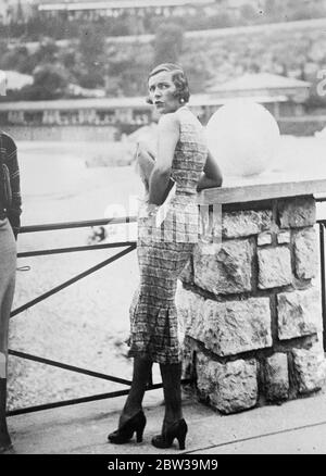 Lady Louis Mountbatten colto di sorpresa a Nizza , Francia . 17 luglio 1935 Foto Stock