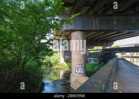 Lato inferiore dell'autostrada m6 a Nechells, Birmingham, vicino all'incrocio Gravelly Hill, noto anche come svincolo di Spaghetti Foto Stock