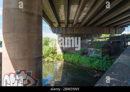 Lato inferiore dell'autostrada m6 a Nechells, Birmingham, vicino all'incrocio Gravelly Hill, noto anche come svincolo di Spaghetti Foto Stock