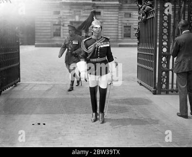 Il re tiene l'investitura degli onori di compleanno al palazzo. Foto mostra il tenente Harry Dunn delle guardie reali , che ha ricevuto il N V o al Palazzo . 9 luglio 1935 Foto Stock