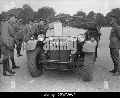 Capo dello staff generale imperiale visita 5 e 6 brigate di fanteria ad Aldershot . Sir Archibold Montgomery Massingberd , capo dello stato maggiore imperiale, ha effettuato la sua ispezione dopo essere stato promosso al grado di Maresciallo di campo . Foto mostra il maresciallo Sir Montgomery Massingberd che ispeziona la nuova prima linea di trasporto delle unità della brigata di fanteria 5 a Blenheim Barracks parade Ground . 18 luglio 1935 Foto Stock