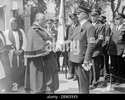 Il principe Bismarck saluta i morti di guerra britannici . Ex militari tedeschi, prigionieri durante la guerra, stanno ora visitando Brighton in un pellegrinaggio di pace e buona volontà come ospiti del ramo legale della Legione Britannica . 23 giugno 1935 Foto Stock