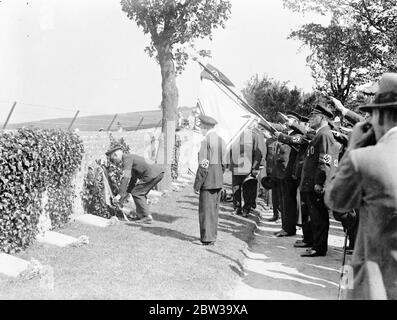 Il principe Bismarck saluta i morti di guerra britannici . Ex militari tedeschi, prigionieri durante la guerra, stanno ora visitando Brighton in un pellegrinaggio di pace e buona volontà come ospiti del ramo legale della Legione Britannica . 23 giugno 1935 Foto Stock