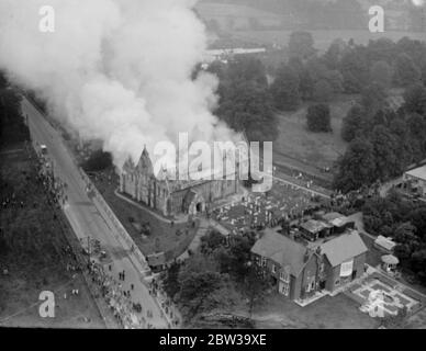 La chiesa del vescovo Stortford completamente distrutta dal fuoco . Vigili del fuoco ostacolati dalla carenza di acqua . 21 giugno 1935 Foto Stock