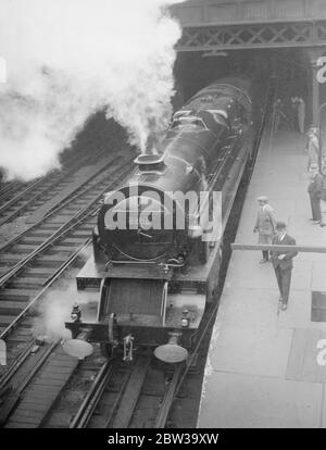 La prima locomotiva a turbina della Gran Bretagna a Euston . La Turbomotiva di Euston . Notare la parte anteriore e l'imbuto doppio del radiatore . 27 giugno 1935 Foto Stock