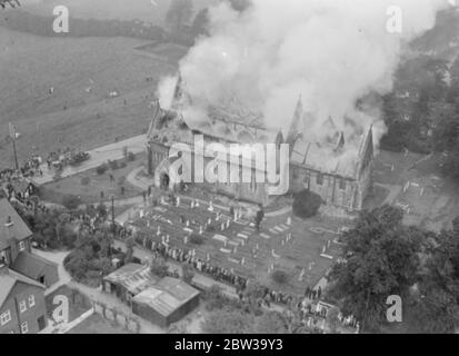 La chiesa del vescovo Stortford completamente distrutta dal fuoco . Vigili del fuoco ostacolati dalla carenza di acqua . 21 giugno 1935 Foto Stock