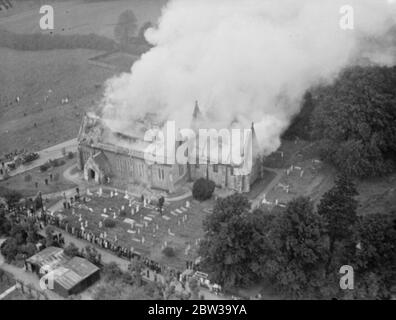 La chiesa del vescovo Stortford completamente distrutta dal fuoco . Vigili del fuoco ostacolati dalla carenza di acqua . 21 giugno 1935 Foto Stock