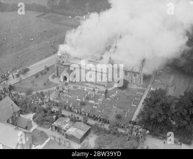 La chiesa del vescovo Stortford completamente distrutta dal fuoco . Vigili del fuoco ostacolati dalla carenza di acqua . 21 giugno 1935 Foto Stock