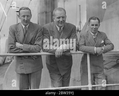 I piloti britannici navigano da Southampton per annodare il record mondiale in America . John Cobb , T Rone Biehards , e Charles Dodson , i piloti di corse britannici , salirono da Southampton sulla Berengaria per l' America , dove a Salt Lake City , Utah , si accachierano di attaccare ogni record di velocità terrestre da 10 miglia a 24 ore . Spettacoli fotografici , da sinistra a destra , t Ross Richards , John Cobb e Charles Dodson alla partenza da Southampton. 27 giugno 1935 Foto Stock