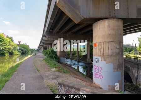 Lato inferiore dell'autostrada m6 a Nechells, Birmingham, vicino all'incrocio Gravelly Hill, noto anche come svincolo di Spaghetti Foto Stock